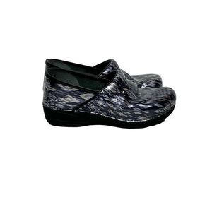 Dansko XP 2.0 navy blue ikat patent clogs size 41